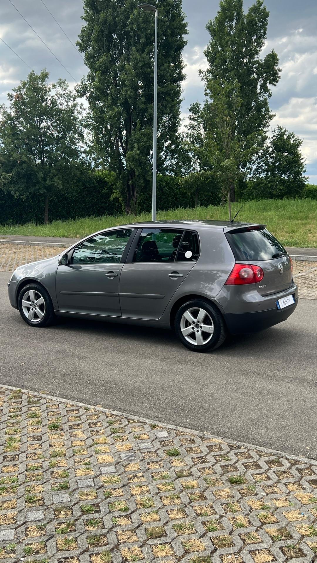 Volkswagen Golf 5 1.4 Benzina Anno 2010 Ideale x NEOPATENTATI
