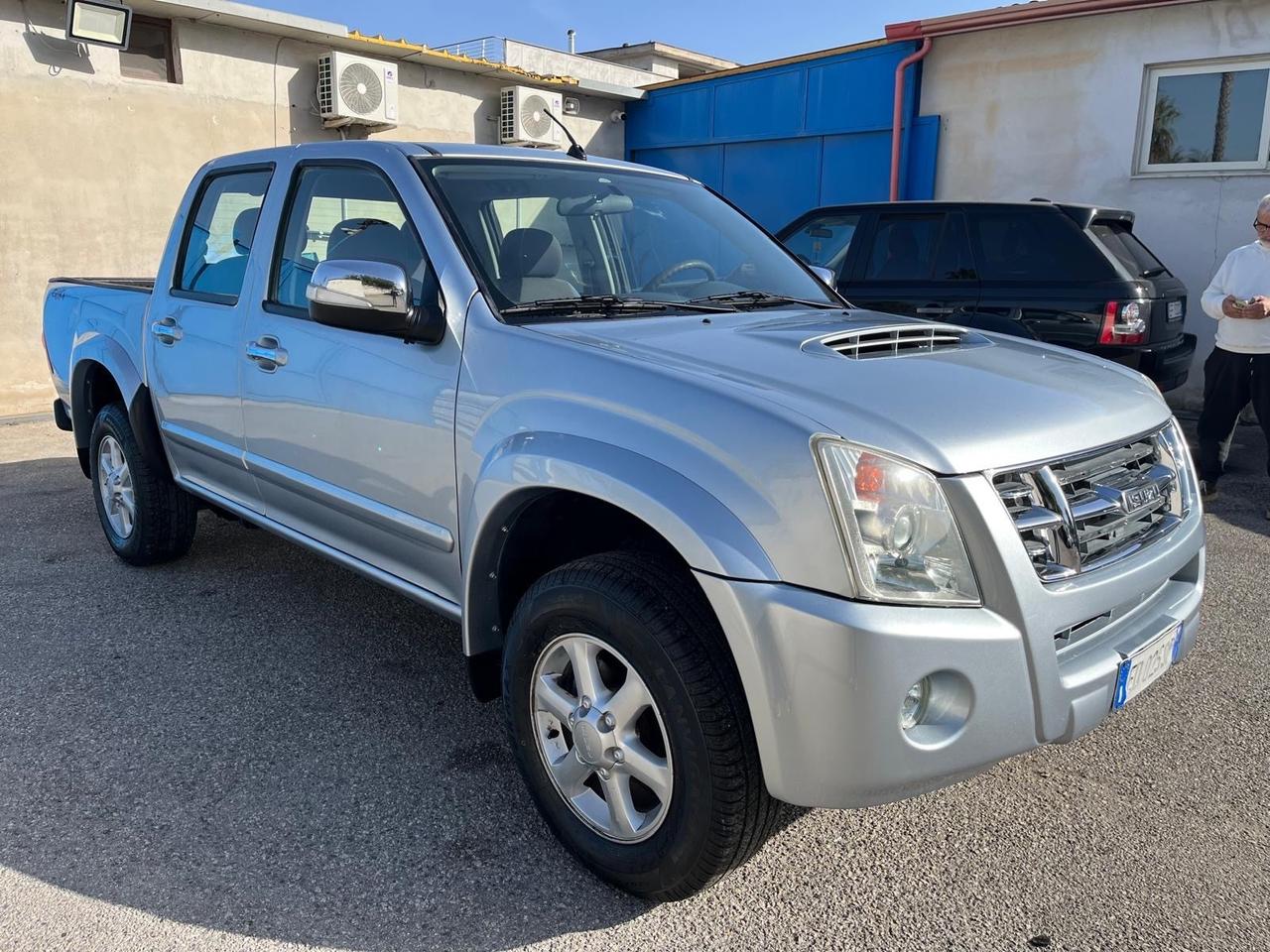 IsuzuD-Max-3.0T.D-4WD/4P-c.aut-km135000-2010