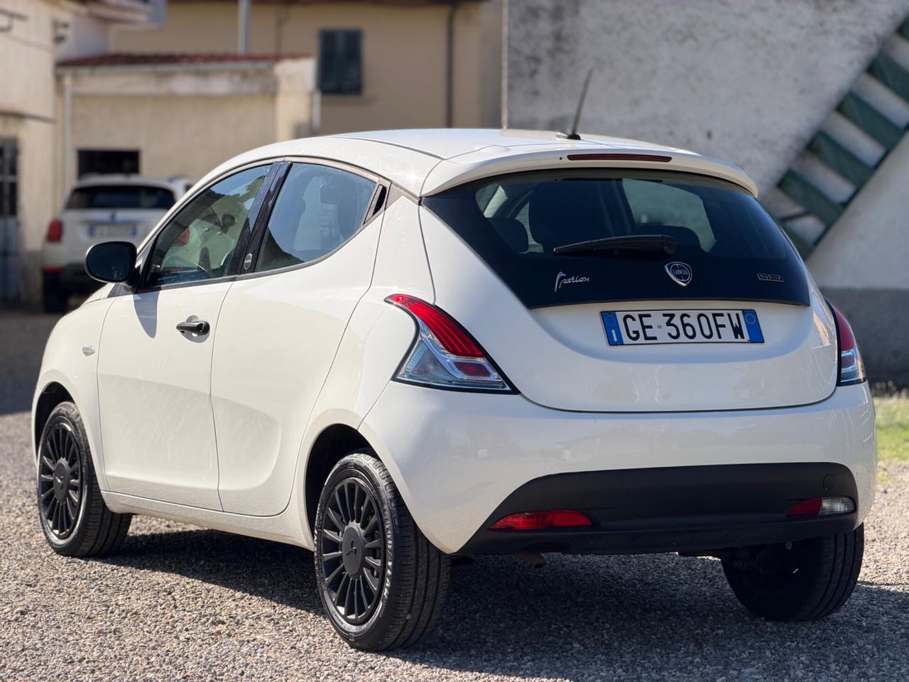 Lancia Ypsilon 1.0 FireFly 5 porte S&S Hybrid Ecochic Silver