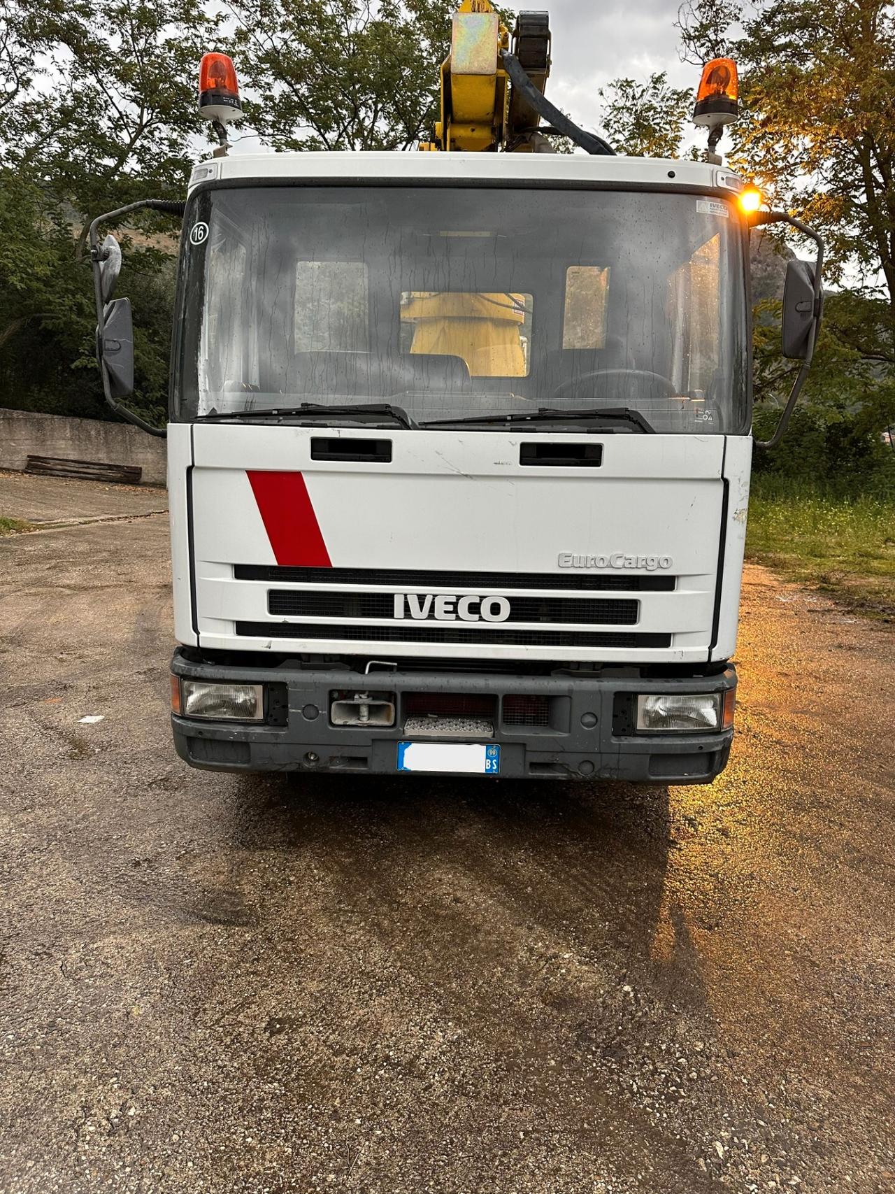 Iveco Eurocargo 100E15 con Cesta