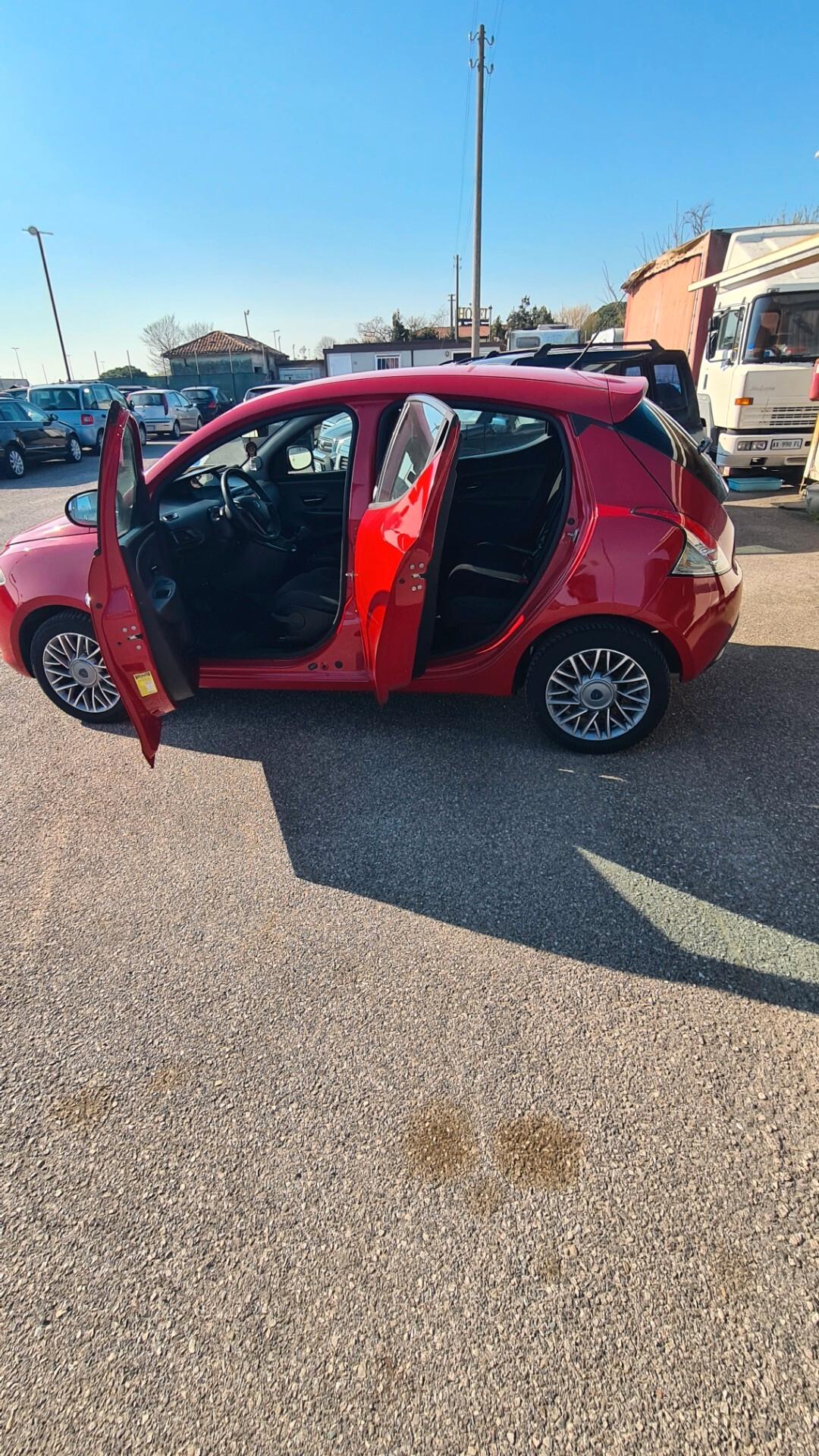 Lancia Ypsilon 1.2 69 CV 5 porte GPL Ecochic Silver