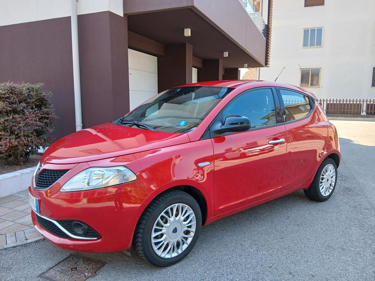 Lancia Ypsilon 1.2 69 CV 5 porte Silver tua a € 165 mese