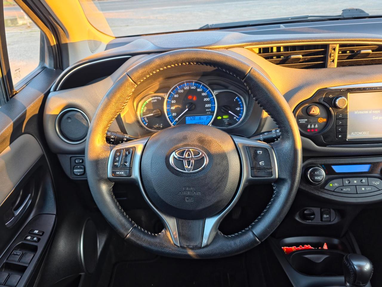 Toyota Yaris 1.5 Hybrid 5 porte Business 2016-E6B Automatico NEO