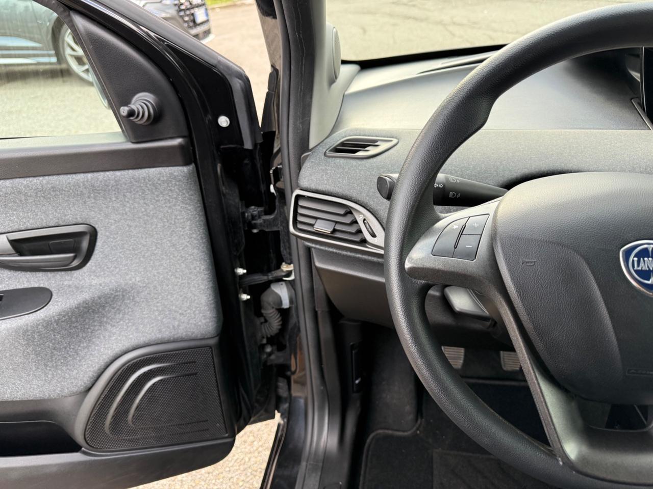 Lancia Ypsilon 1.0 FireFly 5 porte S&S Hybrid Ecochic Silver