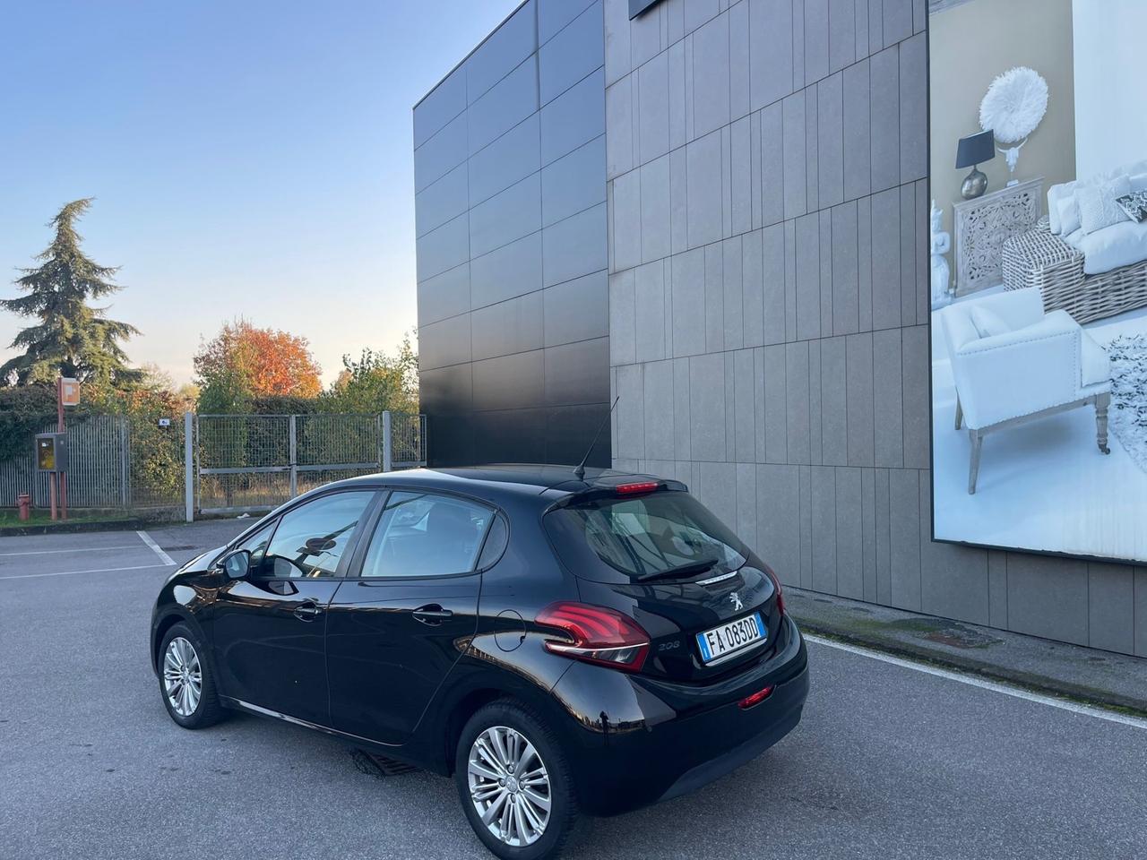 Peugeot 208 PureTech 82 5 porte Allure