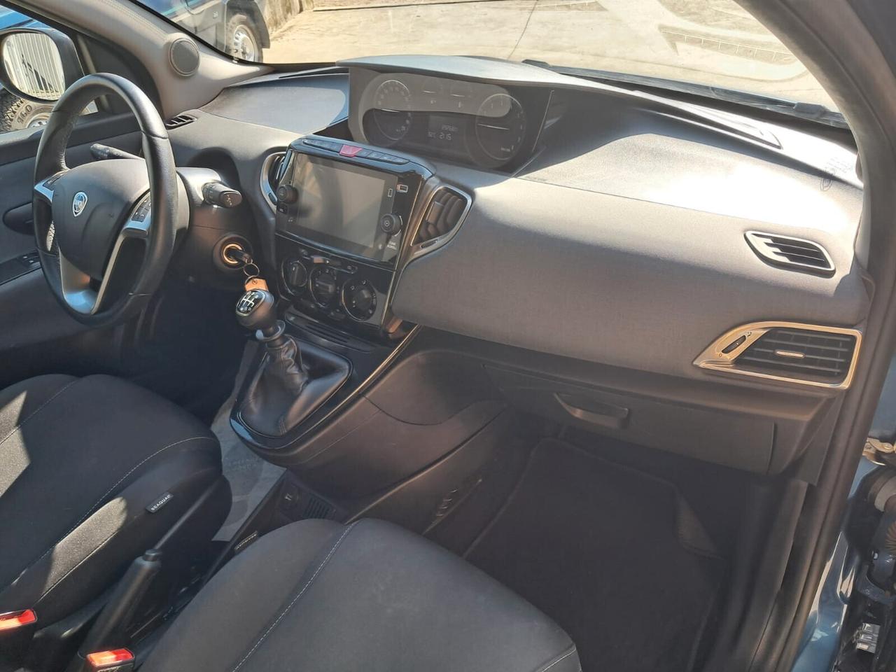 Lancia Ypsilon 1.0 FireFly 5 porte S&S Hybrid Gold