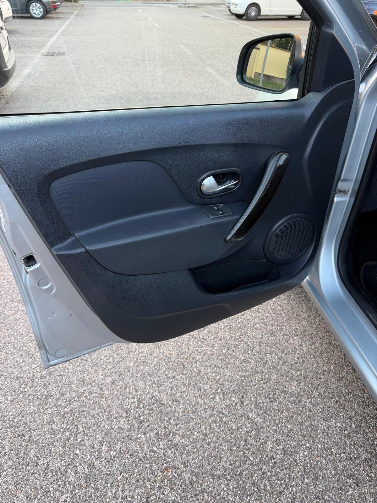Dacia Sandero 1.0 - NEOPATENTATI - 12 MESI DI GARANZIA -