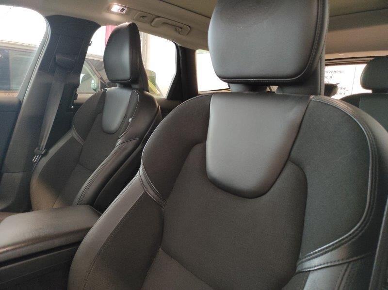 VOLVO XC60 (2017-->) - XC60 B4 Geartronic Momentum