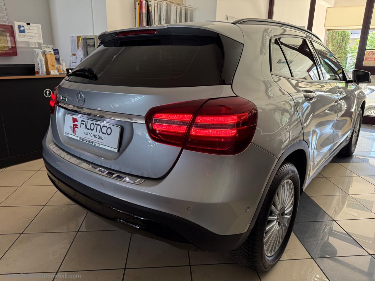 MERCEDES-BENZ GLA 180 d Automatic Business FARI LED - PACK SERIE SPECIALE