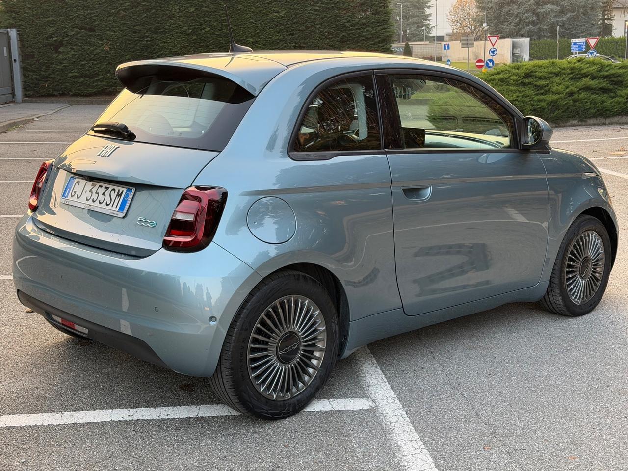 Fiat 500 500e Berlina 42 kWh La Prima
