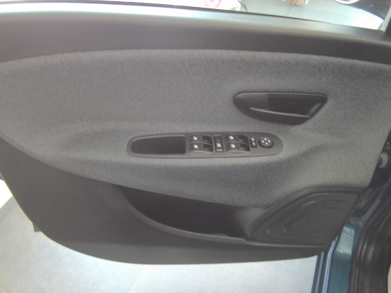 Lancia Ypsilon 1.0 FireFly 5 porte S&S BENZINA 2022 Silver