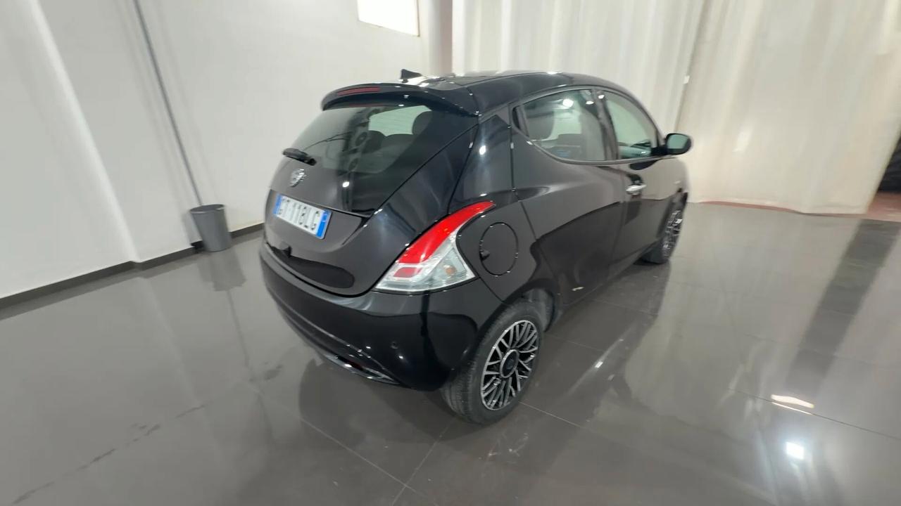 Lancia Ypsilon 1.0 Hybrid Platino full optional