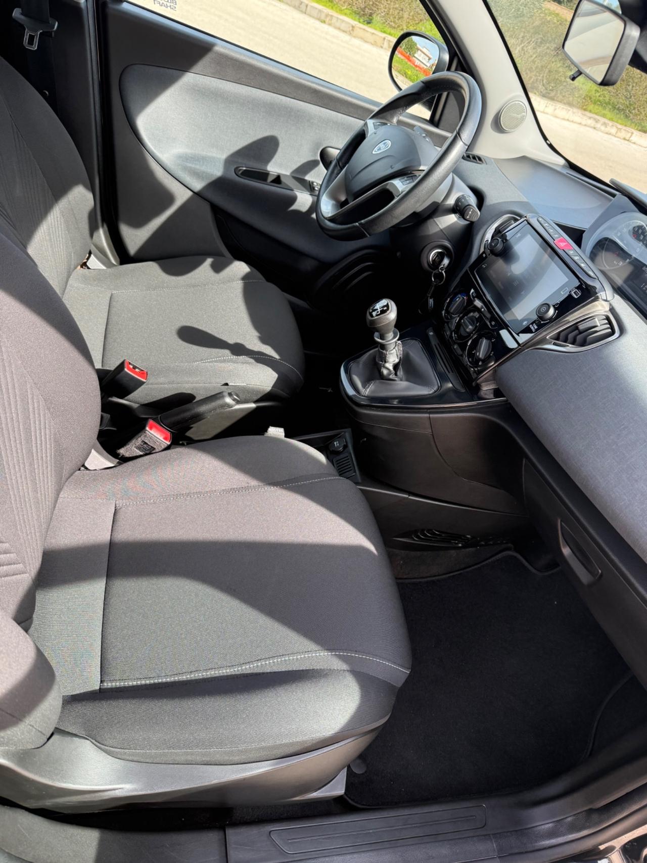 Lancia Ypsilon 1.0 FireFly 5 porte S&S Hybrid Ecochic Silver