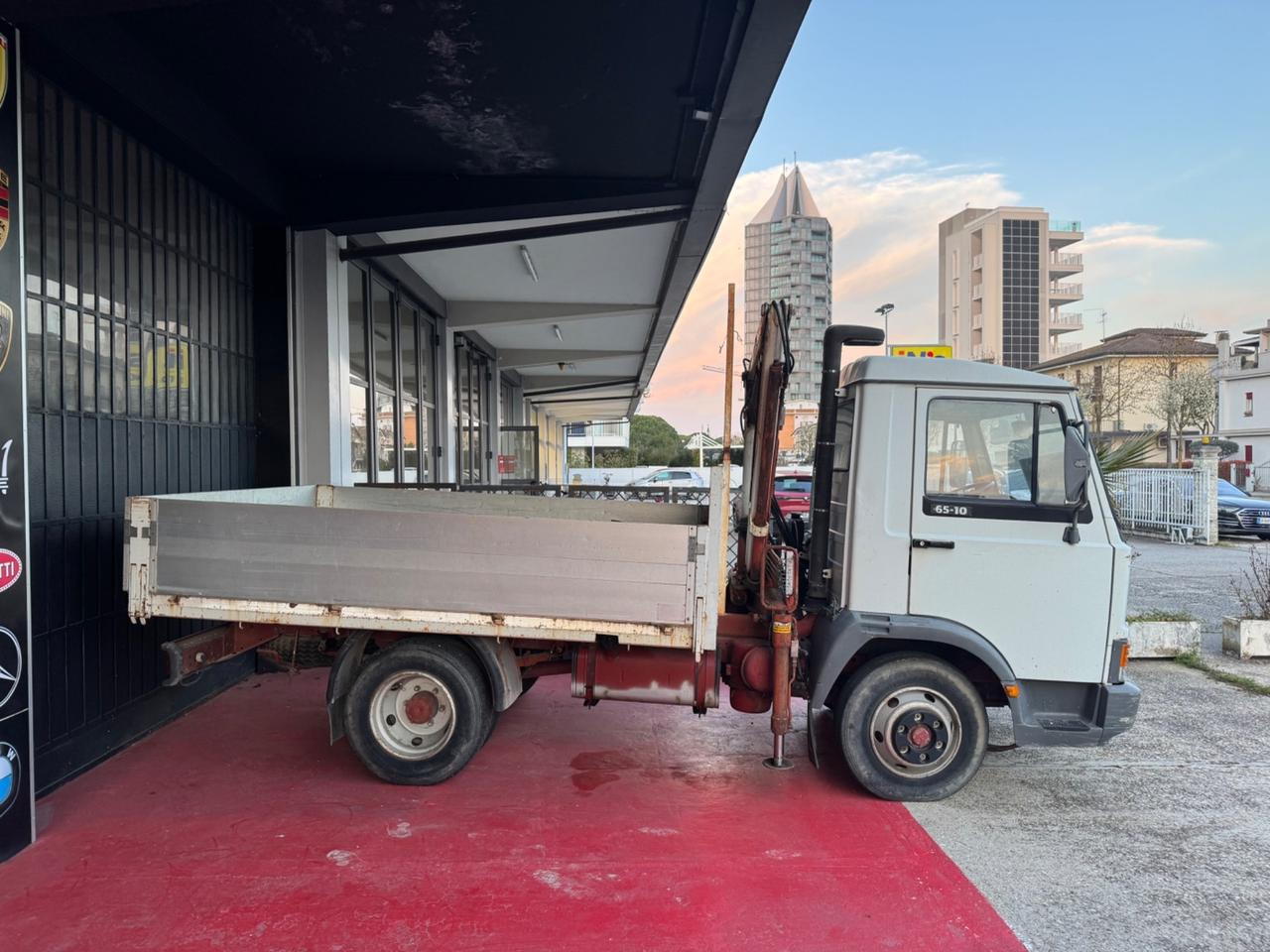 Iveco 65-10 con Gru