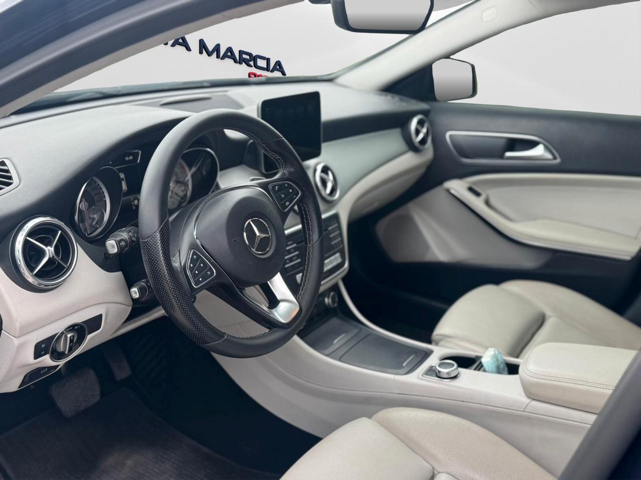 Mercedes-Benz GLA 200d SPORT AUTOMRETROCAMCARPLAY
