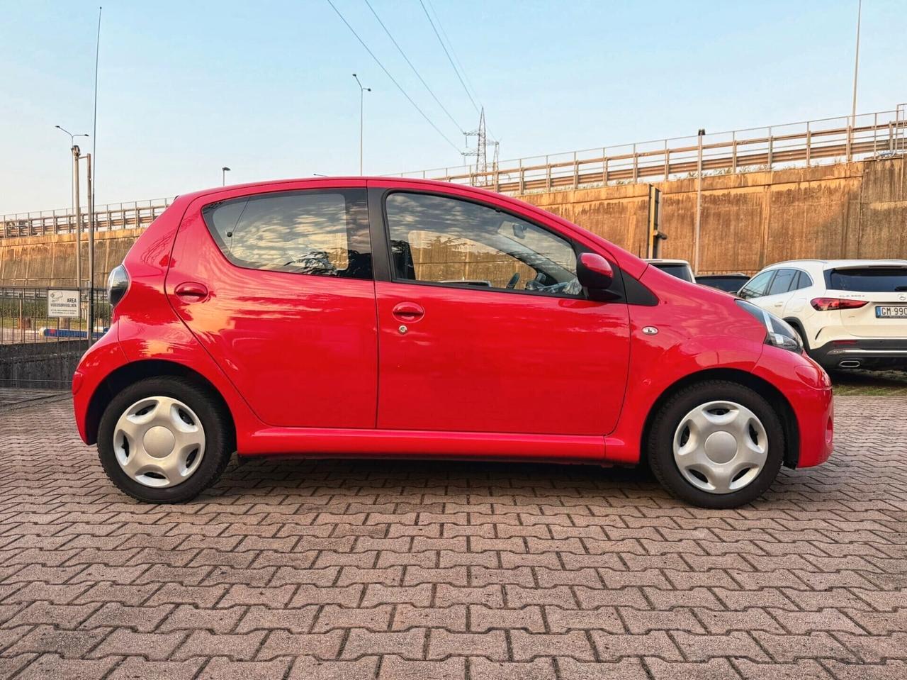 Toyota Aygo 1.0 12V VVT-i 5 porte AUTOMATICA NAVIGA OK NEOPATENTATI