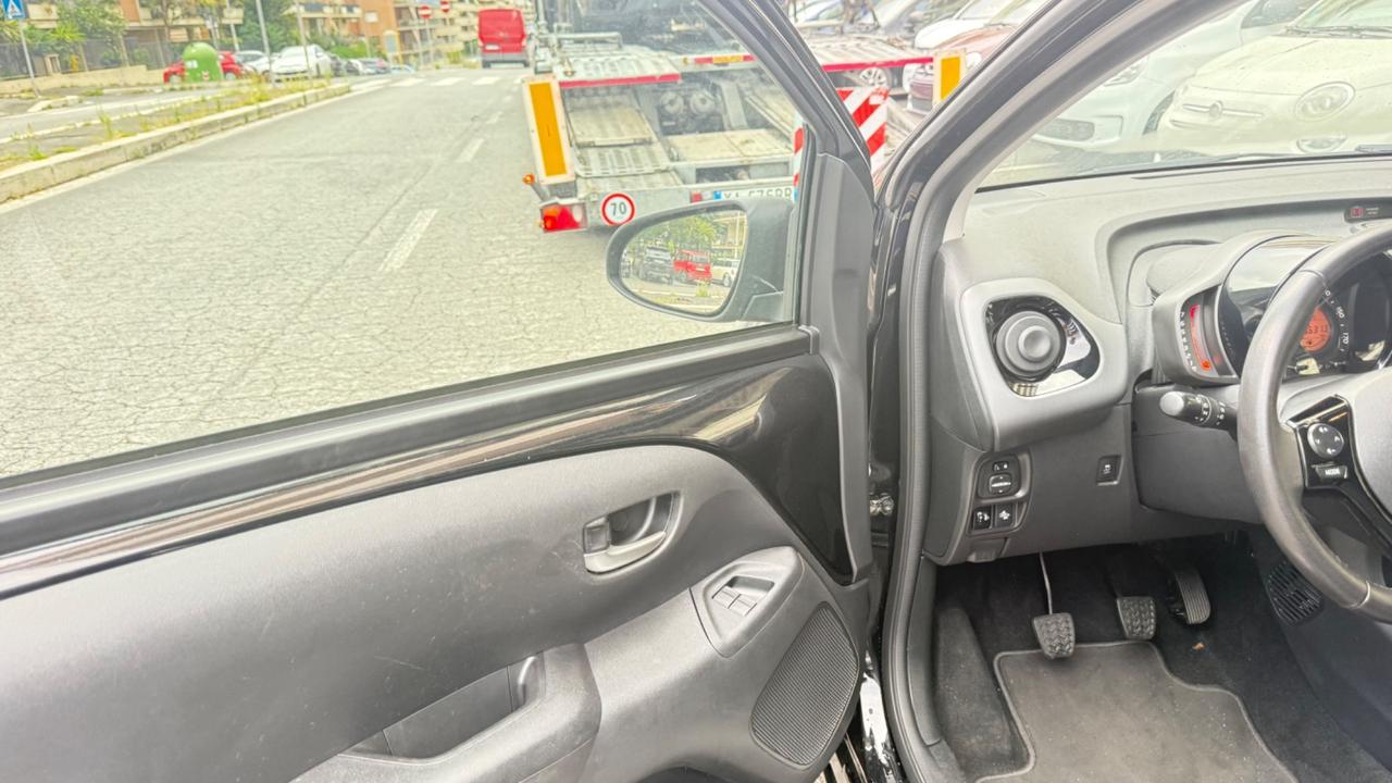 Toyota Aygo Connect 1.0 VVT-i 72 CV 5 porte x-play LED NAVI KAMERA PDC CERCHI 16 BLUETOOTH