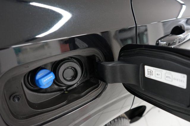 VOLVO XC60 B4 (d) AWD automatico Momentum Sport