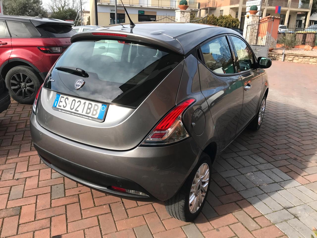 Lancia Ypsilon 0.9 TwinAir 85 CV 5 porte Metano Ecochic Silver