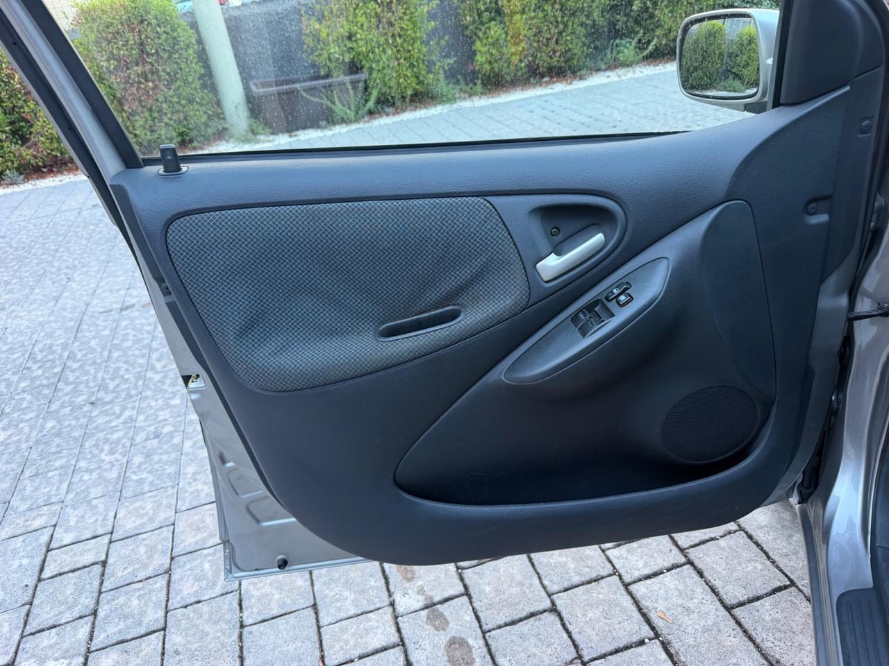 Toyota Yaris 1.3i 16V cat 5 porte Sol Blue