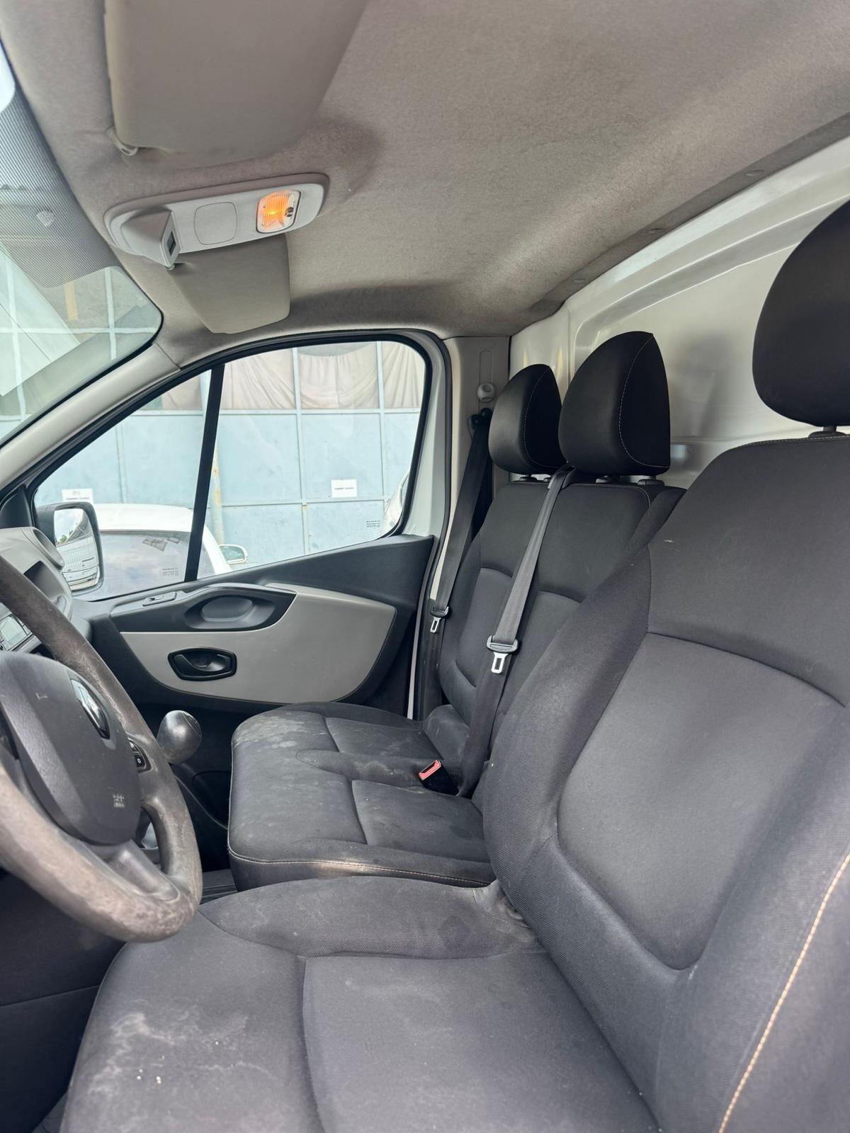 0374 FURGONE RENAULT TRAFIC TETTO ALTO 2017