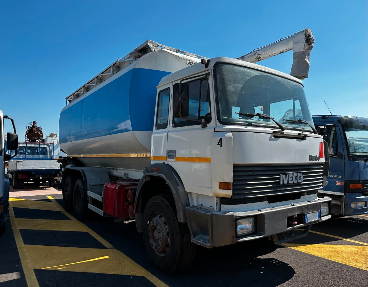 Iveco 190.26 Silo MENCI KL30 per granulati/mangime 30mc con 3 scomparti (motore ausiliare)