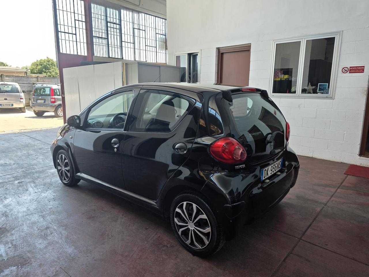 Toyota Aygo 1.0 12V VVT-i 5 porte Sol neopat