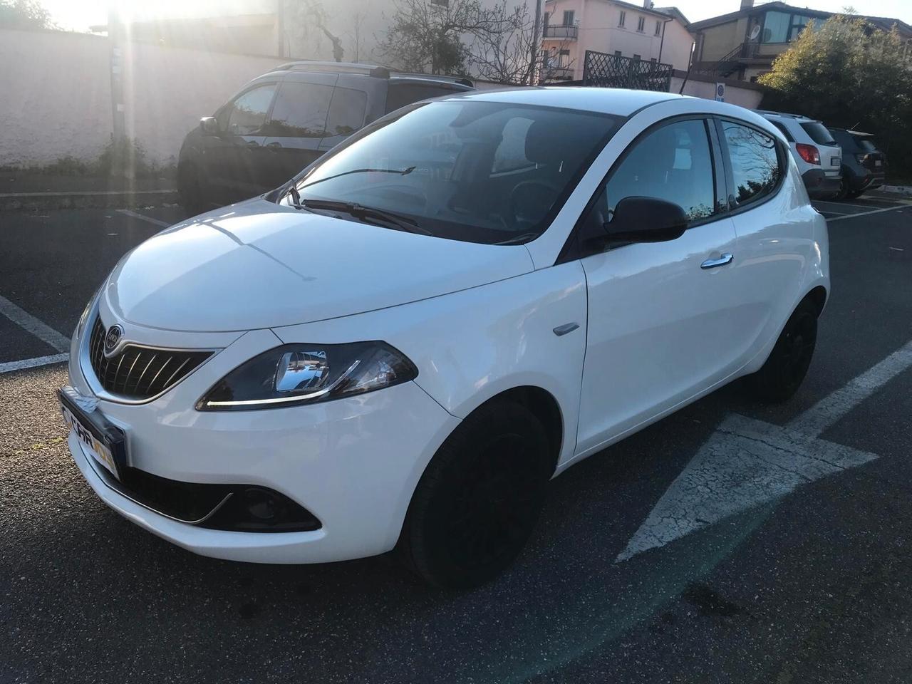 Lancia Ypsilon 1.0 FireFly 5 porte S&S Hybrid Ecochic Silver