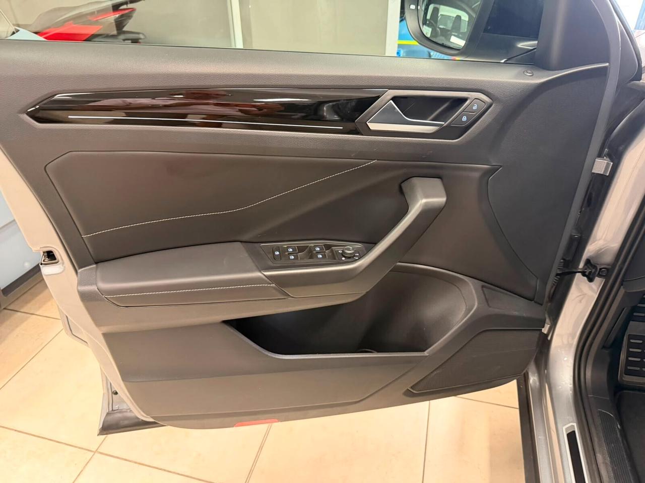 Volkswagen T-Roc 2.0 TDI SCR 150 CV DSG R-Line RATE DA 300 € AL MESE