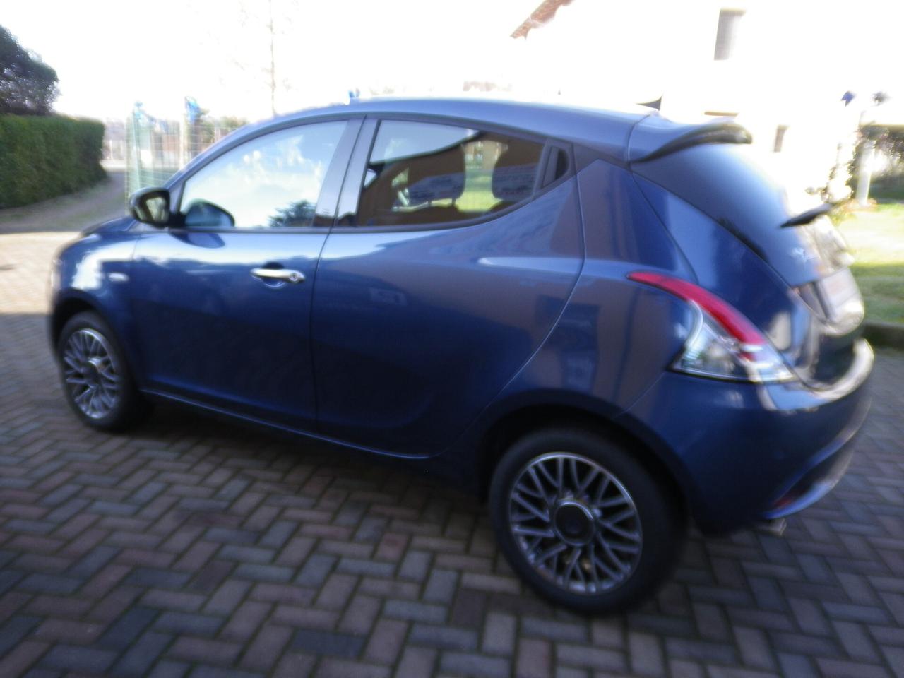 Lancia Ypsilon 1.0 FireFly 5 porte S&S Hybryd Gold - KM 1.800 !!! PARI AL NUOVO