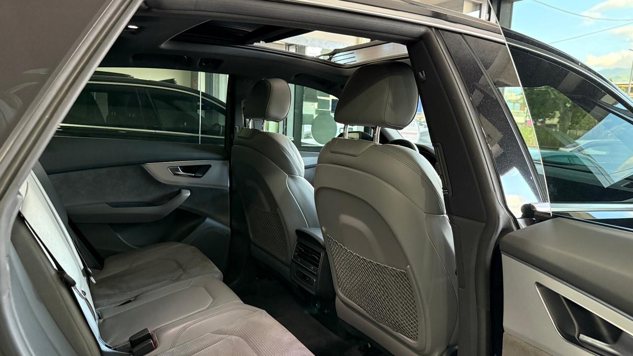 Audi Q8 55 TFSI e quattro Sport sline tetto