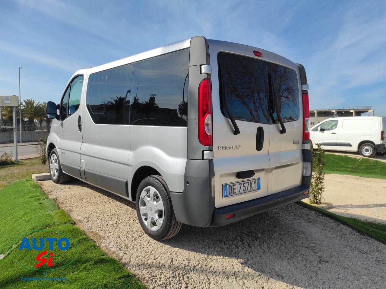 Renault Trafic 2.0 dCi - 115cv 9 POSTI