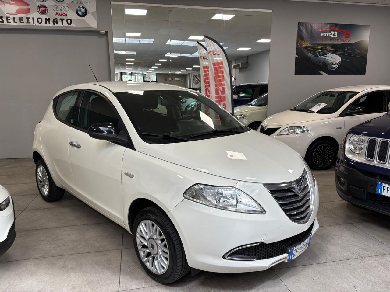 Lancia Ypsilon 0.9 TwinAir 85 CV 5 porte Metano Ecochic Silver