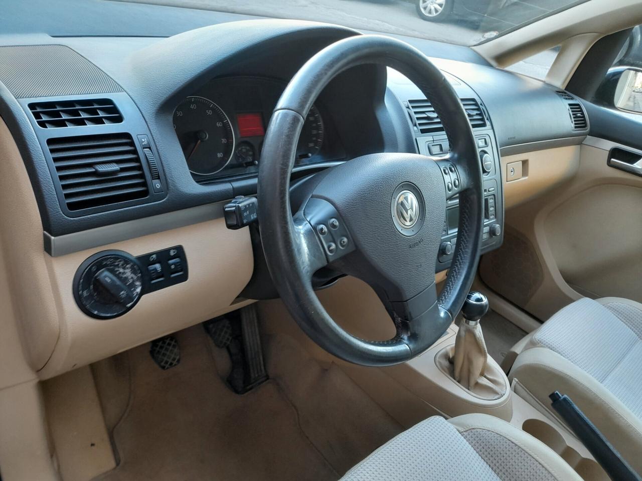 Volkswagen Touran 1.6 FSI Highline