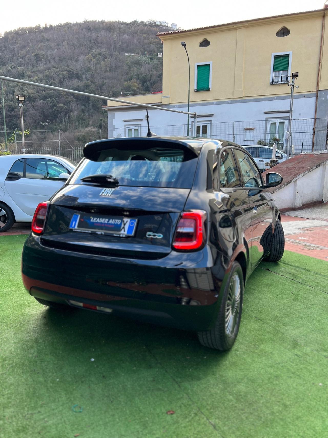 Fiat 500e 42 kWh La Prima Berlina Tetto Panoramico