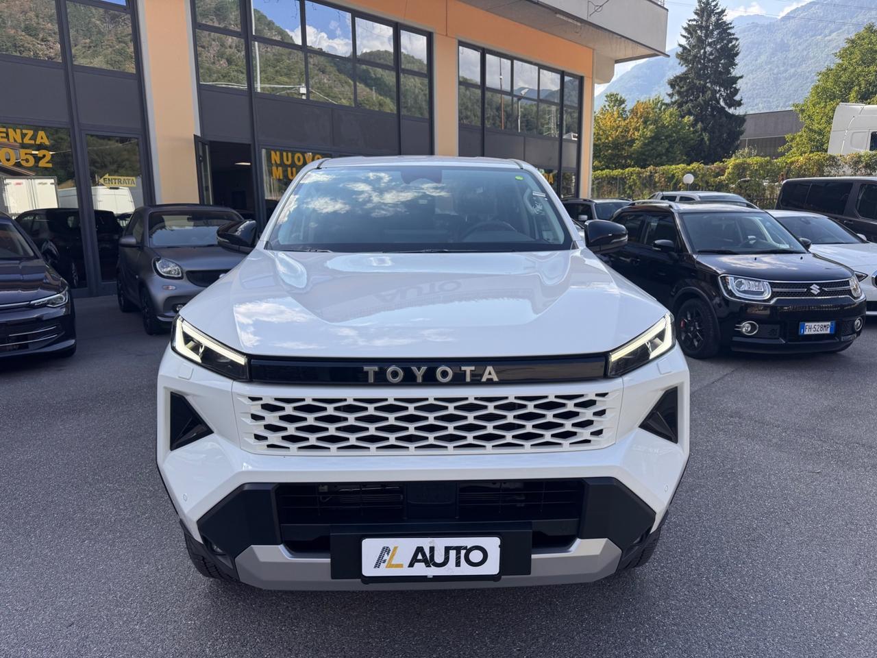 Toyota Hilux 2.8 D-4D A/T 4WD 48V 4 porte Double Cab Invincible