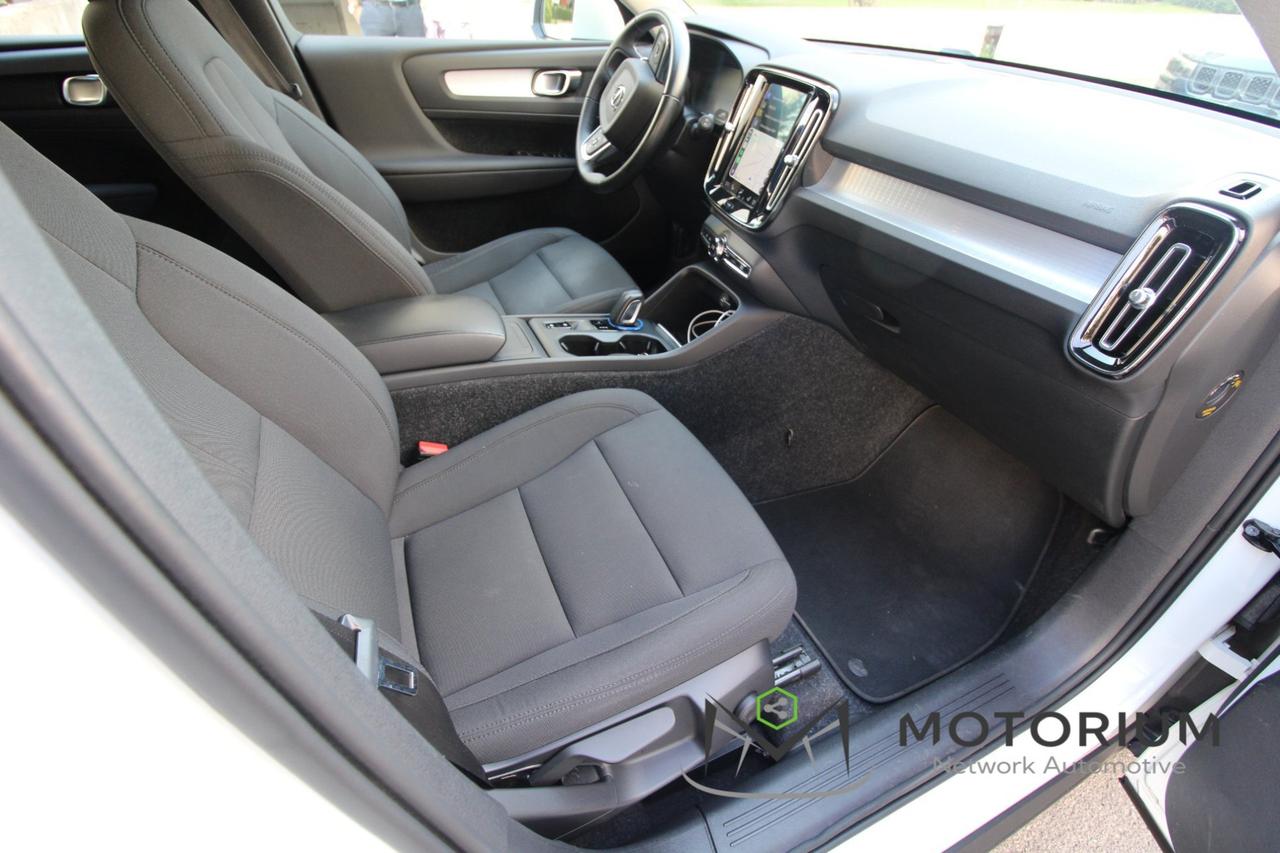 VOLVO XC40 MOMENTUM
