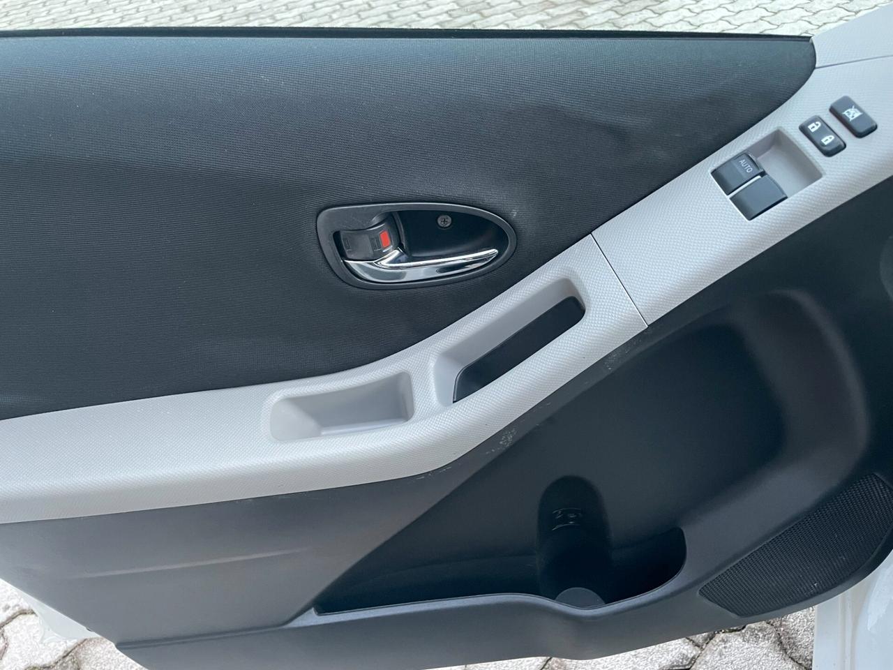 Toyota Yaris 1.3 5 porte Sol my10 facelift IDONEA NEOPATENTATI