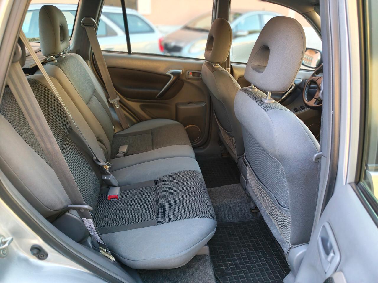 Toyota RAV 4 2.0 Tdi D-4D 5p Sol + Gancio