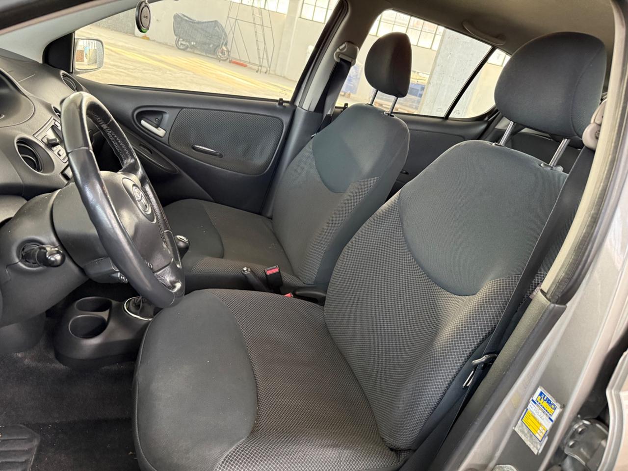 Toyota Yaris 1.3i 16V cat 5 porte Sol NEOPATENTATI