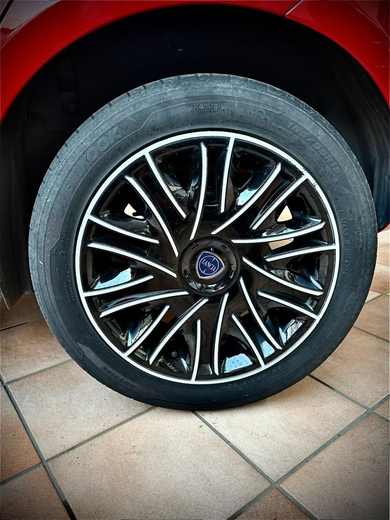 Lancia Ypsilon 1.0 FireFly 5 porte S&S Hybrid Ecochic Silver