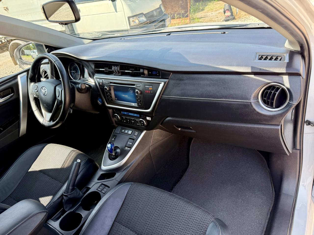 Toyota Auris 1.8 hsd executive