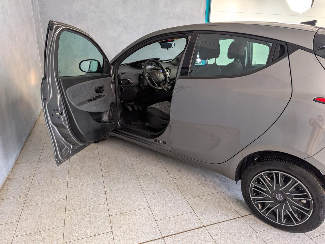 Lancia Ypsilon 1.0 Hybrid 70cv Silver Plus