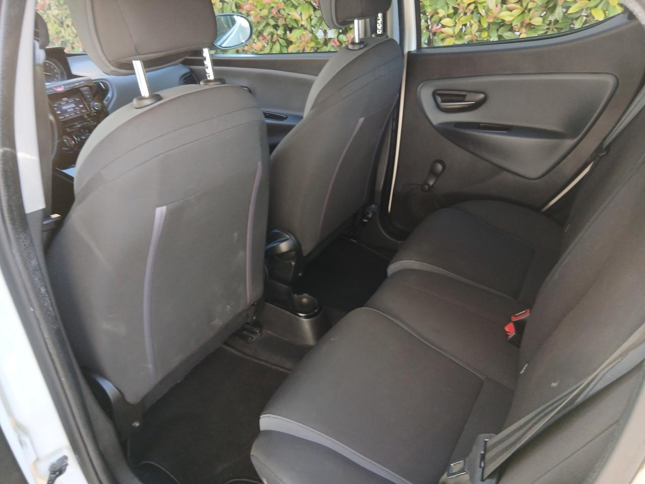 Lancia Ypsilon 1.2 69 CV 5 porte Silver tua a € 185 mese