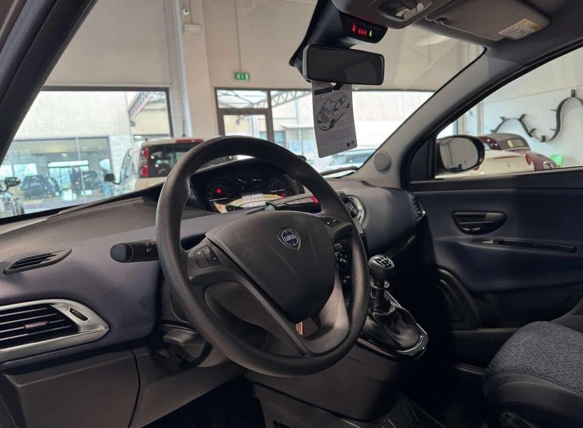 LANCIA YPSILON 1.0 70 CV HYBRID AUTO A NOLEGGIO CON KM ILLIMITATI