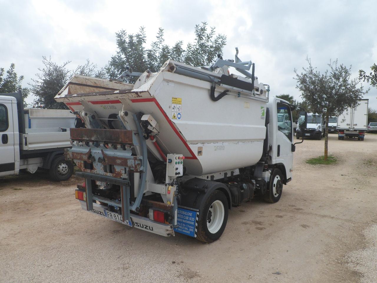 Isuzu M21 compattatore