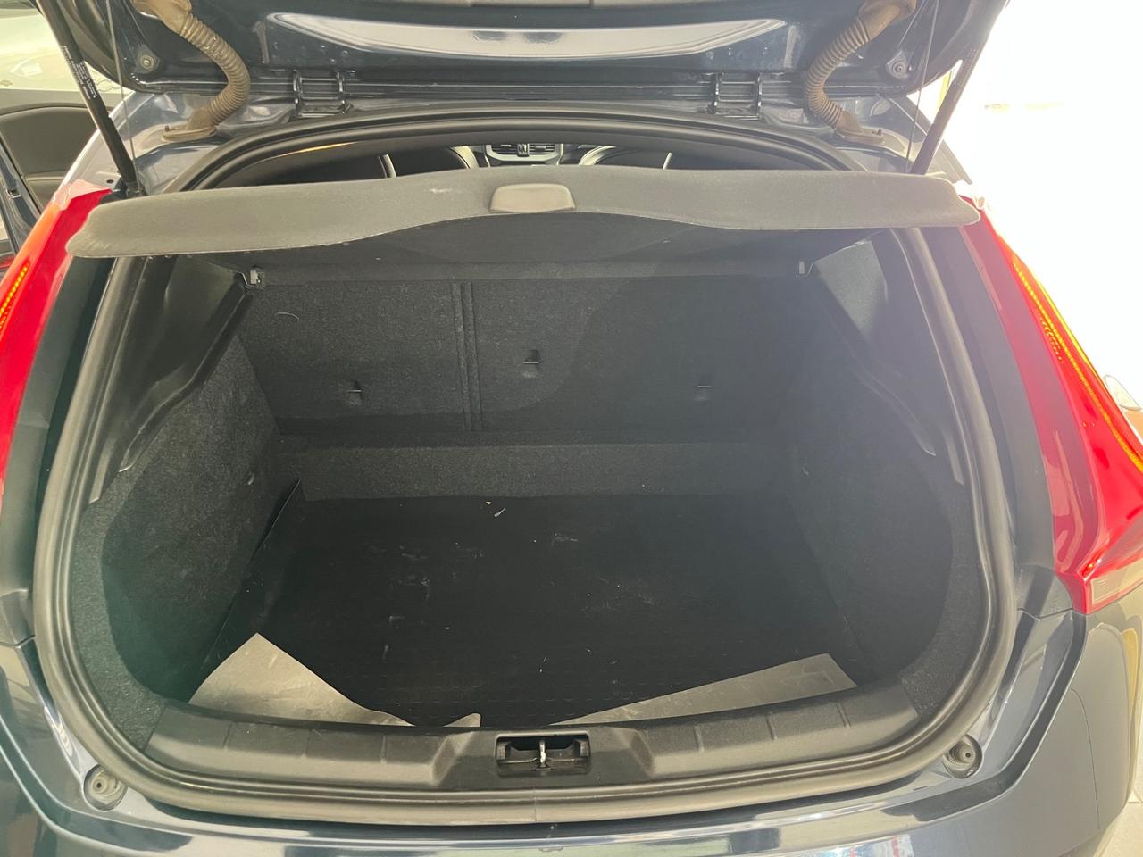 Volvo V40 D2 1.6 R-design Momentum