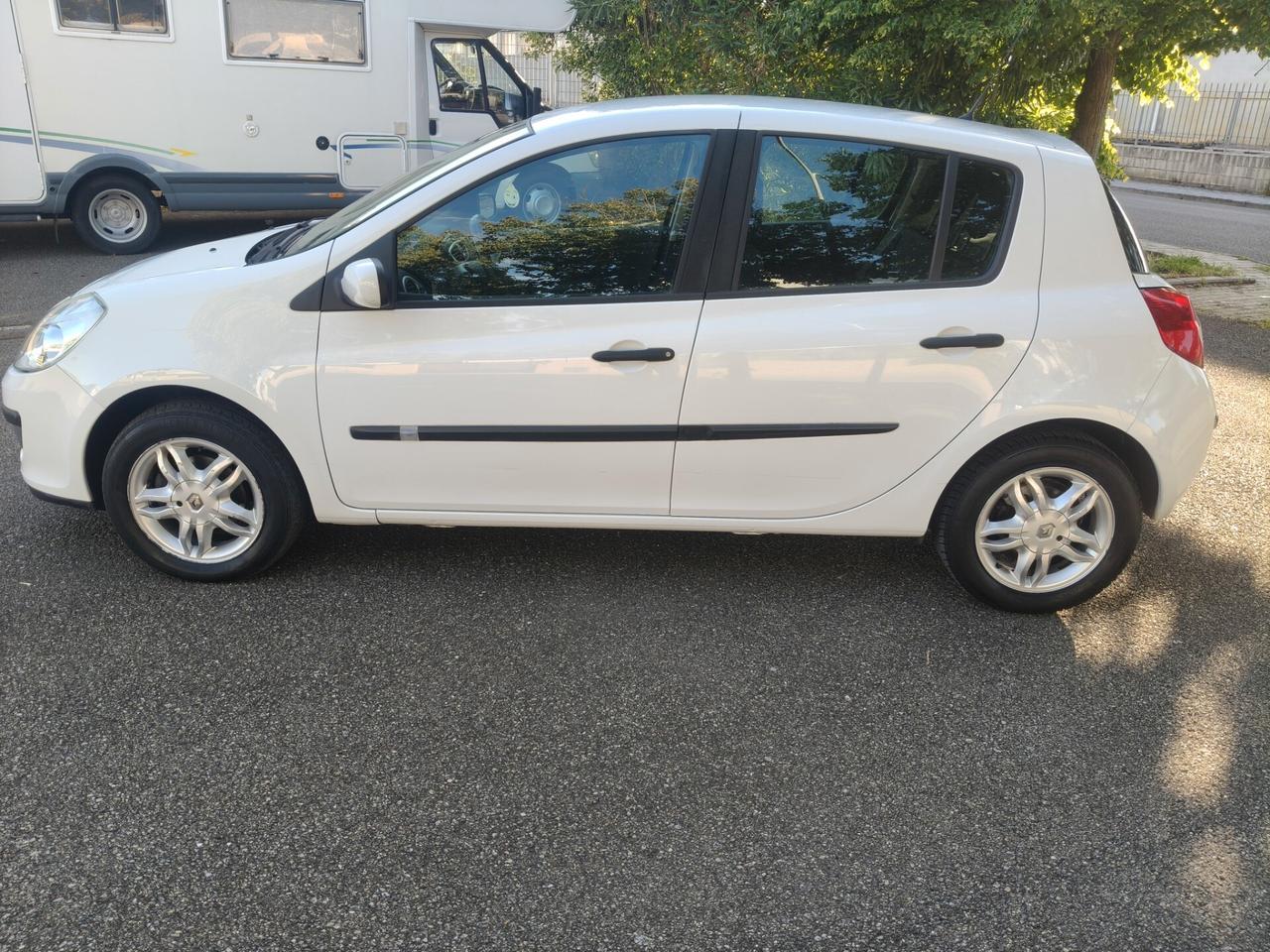 Renault Clio 1.6 5 porte SOLAMENTE 61.000 KM