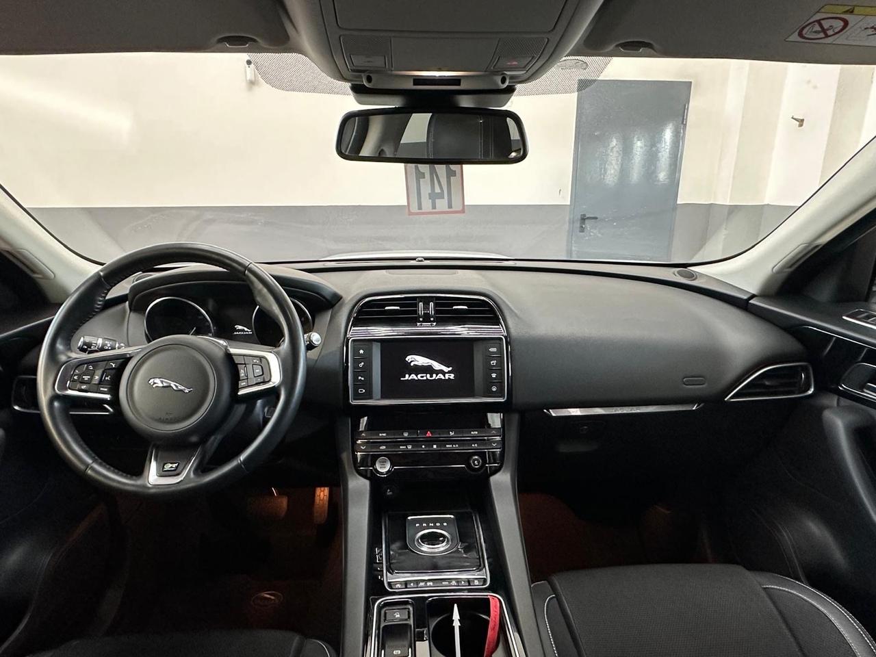 Jaguar F-Pace 2.0 D 180 CV AWD aut. R-Sport