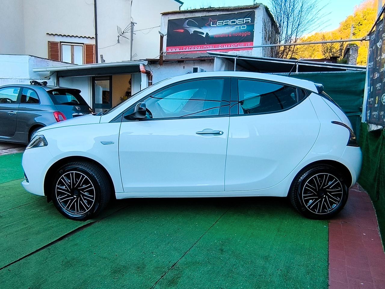 Lancia Ypsilon 1.0 FireFly 5 porte S&S Hybrid Silver